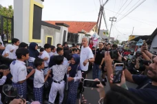 Sambil Berolahraga,...