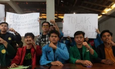 Mahasiswa Tantang Adu...