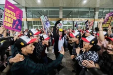 Pendukung Paslon Saling...