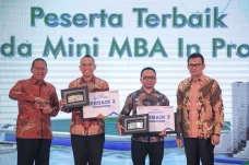 BTN Gelar Wisuda Mini...