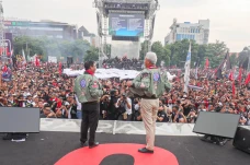 Lautan Manusia Penuhi...