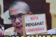 Tuntut Audit Forensik...