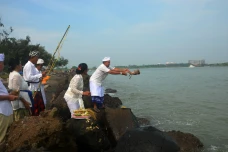 Upacara Melasti di Pantai...