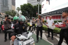 Momen Polisi Bagikan...