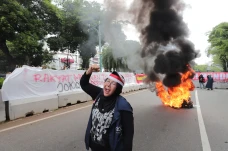 Aksi Bakar Ban Bekas...