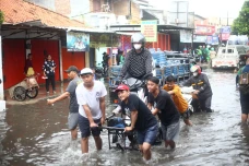 Banjir Genangi Kawasan...