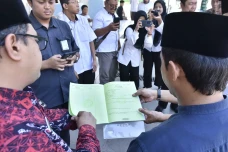 Wamen ATR/Waka BPN Serahkan...