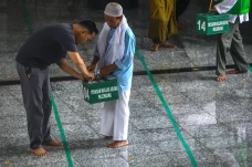 Potret Kotak Infak Salat...