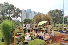 Ziarah Kubur saat Idul...
