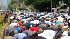 Salat Jumat Massa Aksi...