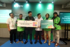 GoPay Serahkan Donasi...