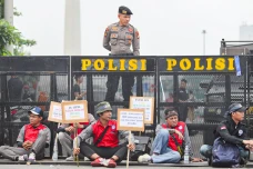 Ribuan Buruh Ramaikan...