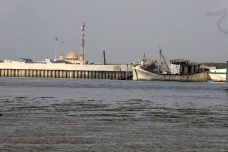 Pembuatan Tanggul Laut...