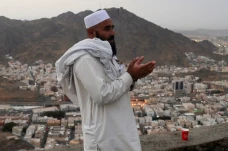Umat Muslim Kunjungi...