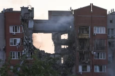 Rudal Rusia Jebol Apartemen...