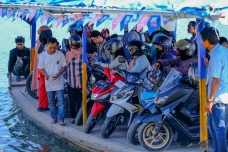 Perahu Penyeberangan...