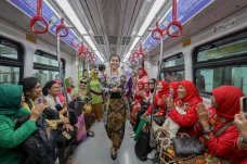 Ratusan Wanita Berkebaya...