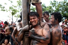 Keseruan Lomba Panjat...