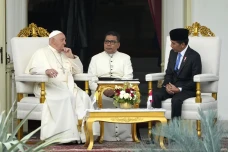 Jokowi Sambut Hangat...
