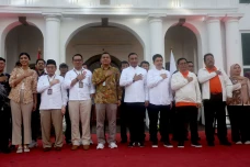 Tiga Paslon Hadiri Deklarasi...