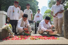 RK-Suswono Ziarah Makam...