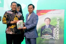 Luncurkan Buku Green...