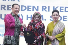 Bambang Soesatyo Berikan...