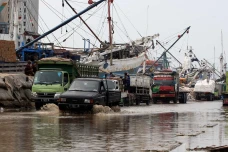 Banjir Rob Genangi Pelabuhan...