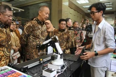 Axioo Serahkan Hibah...