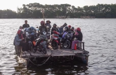 Aktivitas Penyeberangan...
