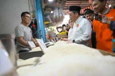 Suswono Kunjungi Pasar...