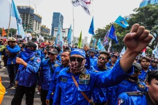 Aksi Demo Buruh Kawal...