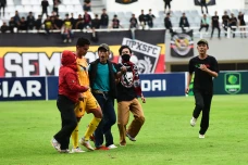 Suporter Masuk ke Lapangan...