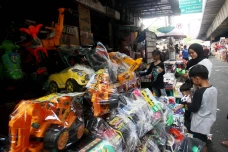 Berburu Mainan di Pasar...