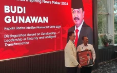 Budi Gunawan Raih Penghargaan...