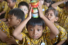 Tradisi Berbagi Kue...