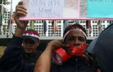 Aksi Diam Warga Seram...