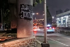 Coretan Dinding Adili...