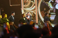 Vanessa Zee Sukses Membuka...