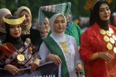 Defile hingga Atraksi...