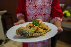 Menyantap Hidangan Peranakan...