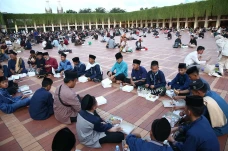 Kehangatan Ramadan,...