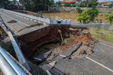 Jembatan Kemang Pratama...