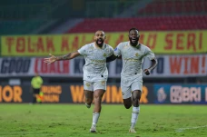 Bermain dengan 9 Pemain,...