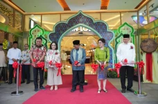Resmikan Kebayoran Park...