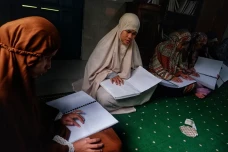 Sentuhan Hati di Bulan...
