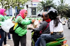 Ratusan Mitra Grab Berbagi...