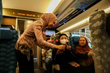 Petugas KCIC Kenakan...