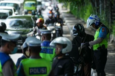 Polisi Tilang Pengendara...