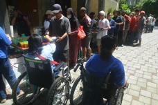 Potret Berbagi Piring...